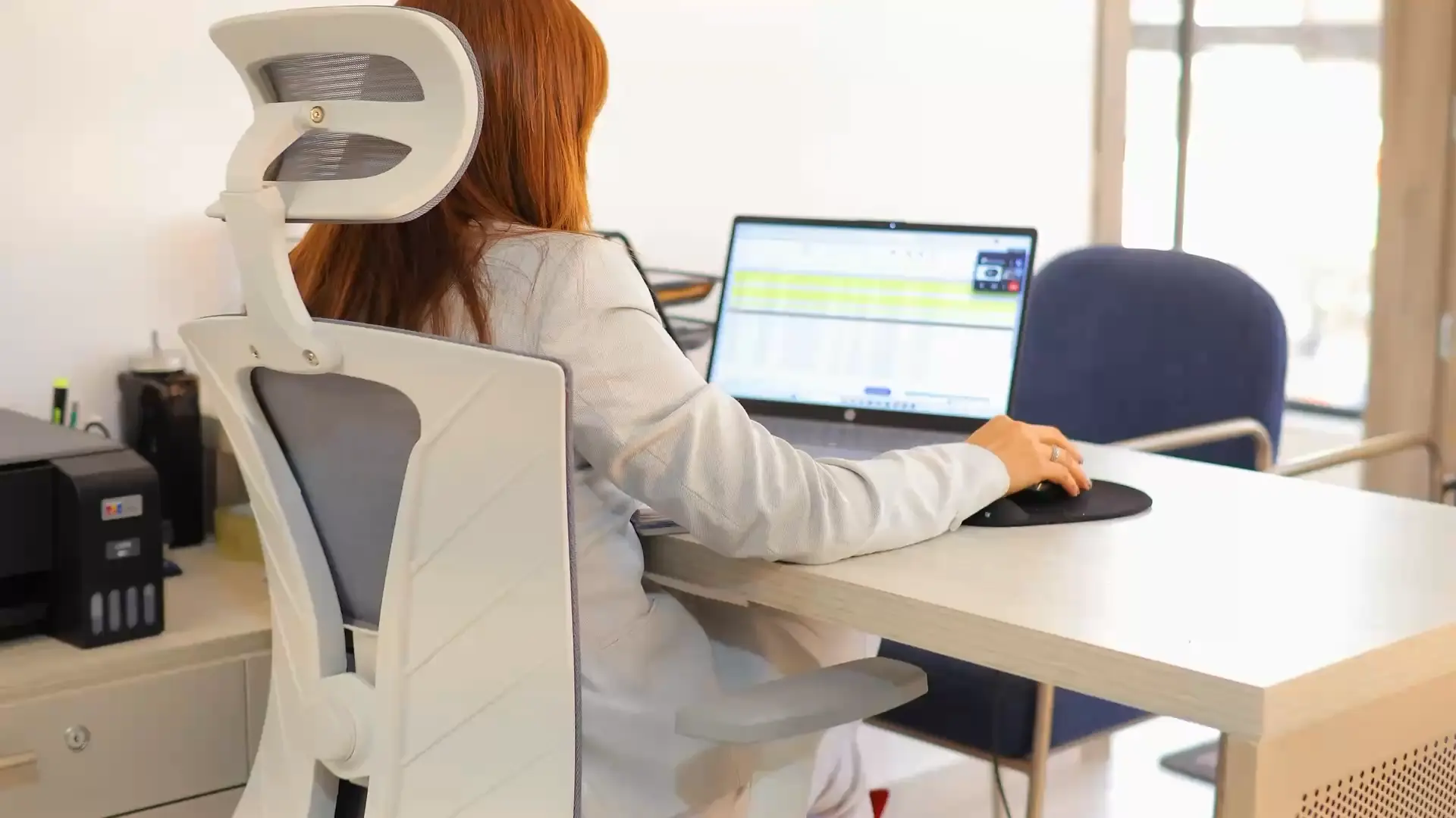 El equipo de Seguros Proteger trabajando en la oficina