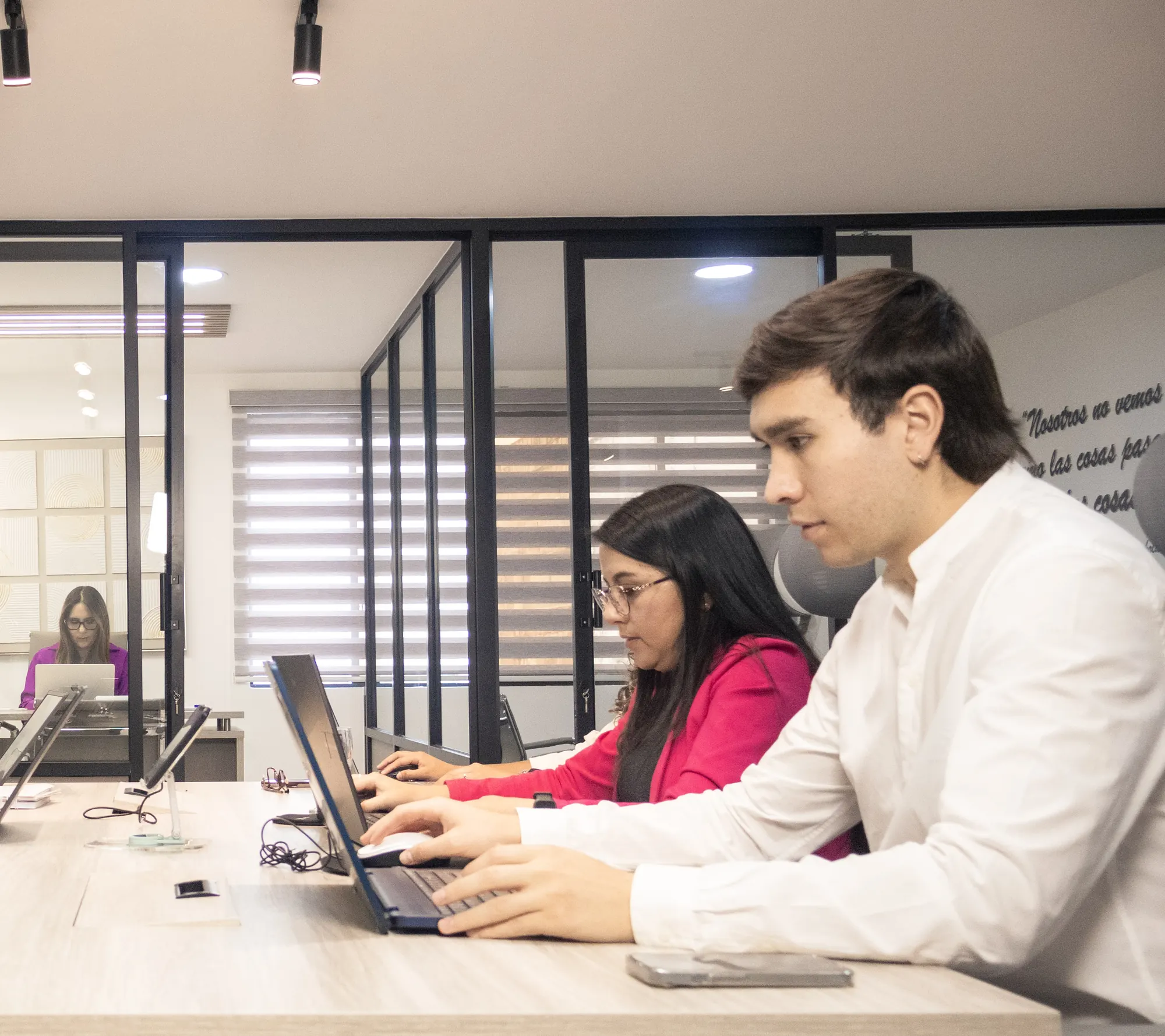 Dos integrantes del equipo de Seguros Proteger trabajando en la oficina